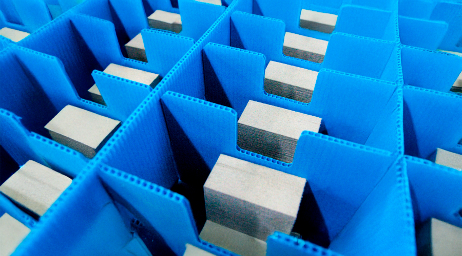 Corrugado plástico: charolas retornables y empaques